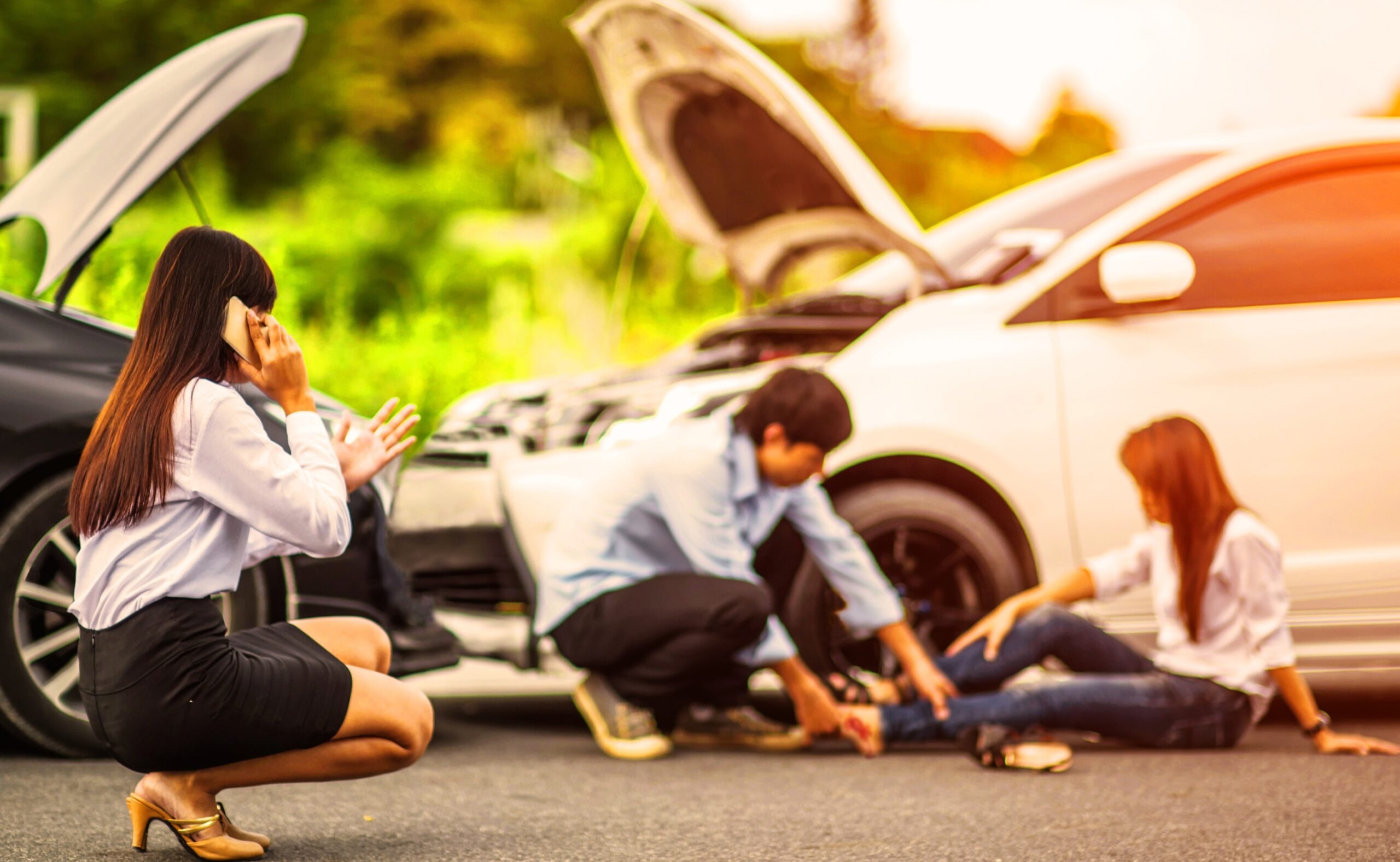 Woman falls for help and insurant requires after accident of car of occurrence with injured person