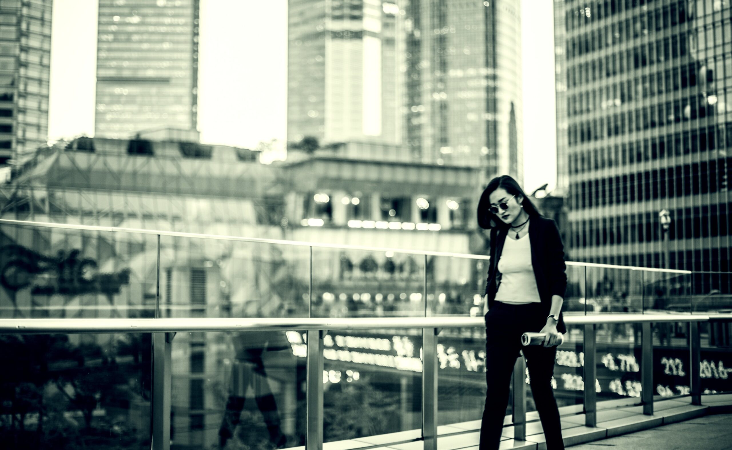 beautiful chinese businesswoman enjoying the time away from the office in the big city