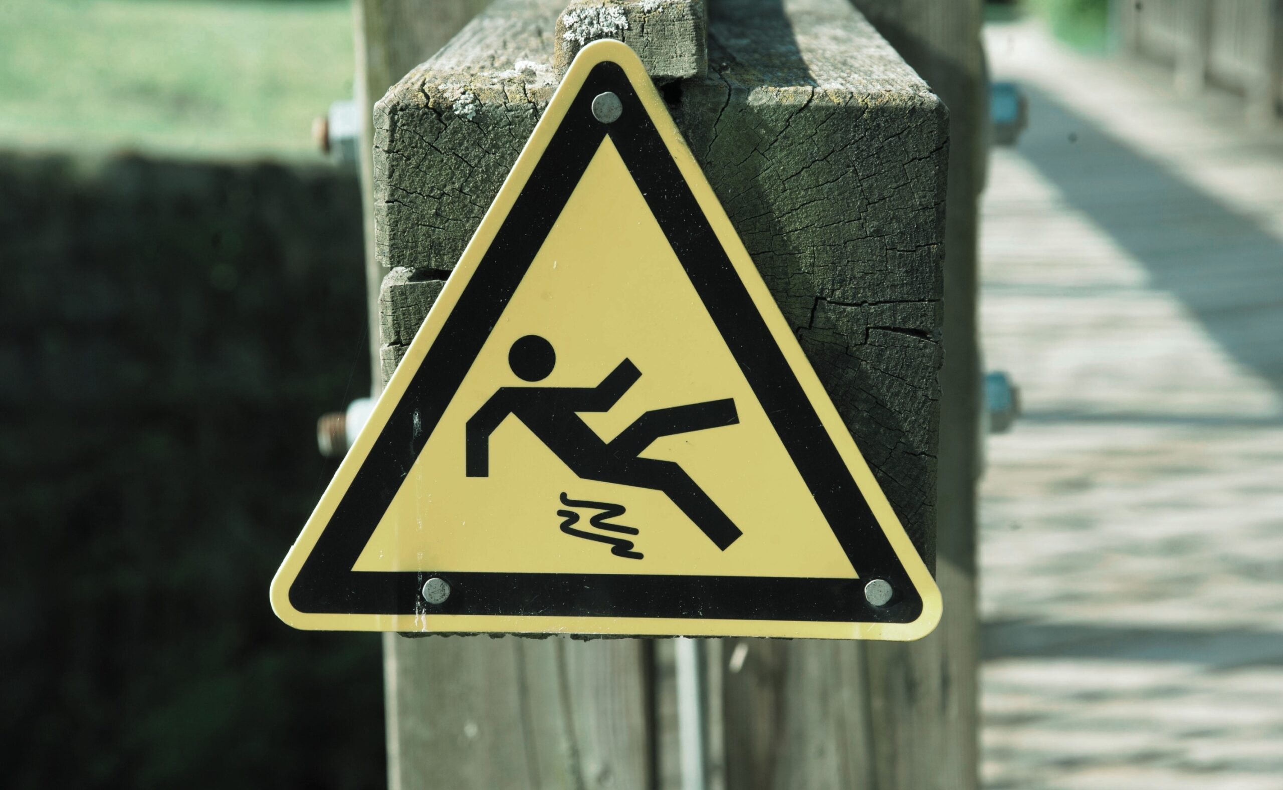 danger of slipping and injury, prevention of accidents at the workplace
